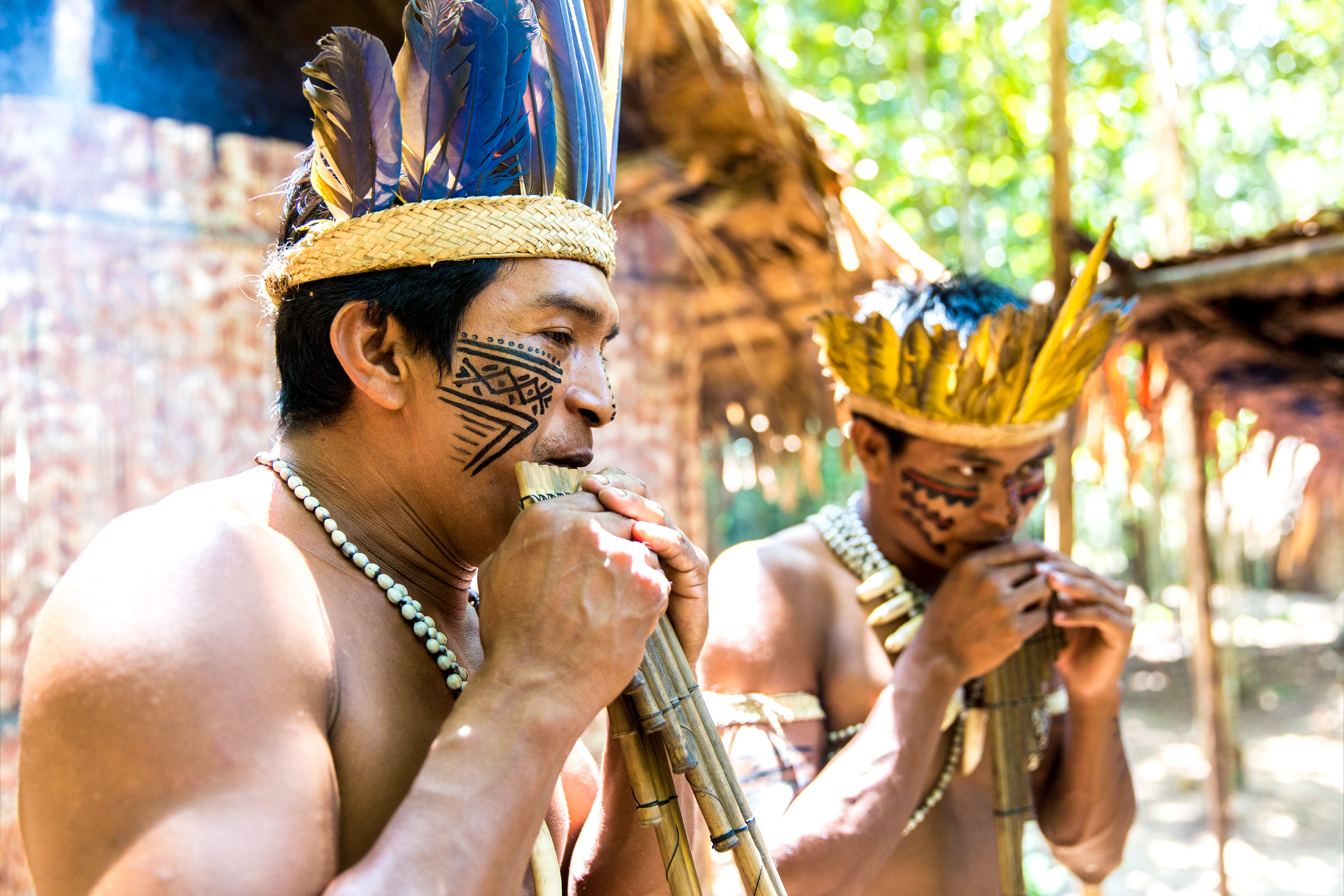 Indigener Stamm im Amazonas; Traditionelles Flötenspiel